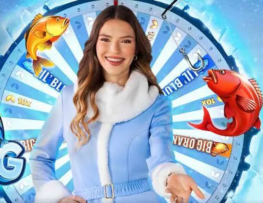 Apresentadora do Ice Fishing Live junto à roda com segmentos Lil' Blues e Big Oranges