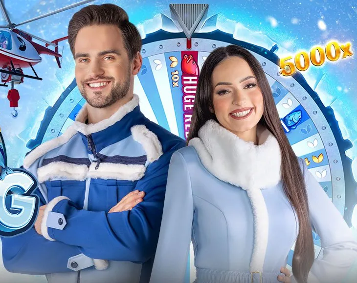 Apresentadores do Ice Fishing Live diante da roda de 53 segmentos